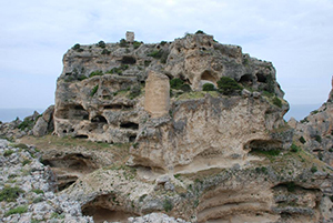 17P.E._Mavga_Kalesi_bizim_Alaaddin_Iznik_Cinisiyle_dosemis_kuleyi