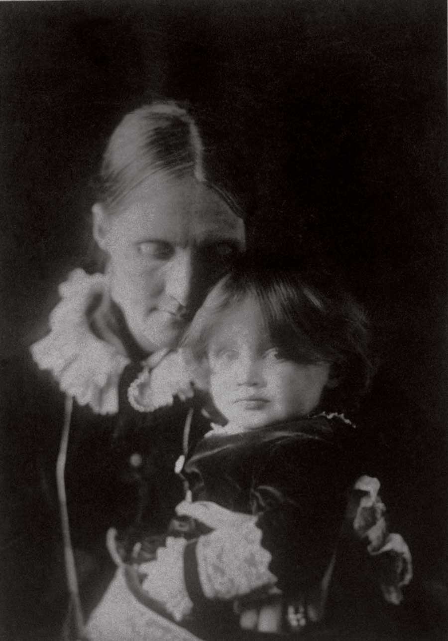 Julia_Stephen_with_Virginia_on_her_lap_1884